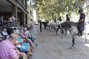 Los caballos de la Policía Nacional visitan el Centro de Mayores Fundomar