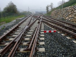 Azvi desarrolla un material compuesto para vías ferroviarias a partir de neumáticos reciclados con el respaldo de la Fundación CTA