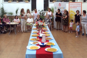 Los mayores de la residencia Geron de Lebrija ejercen de jurado en un concurso de cata tortilla de patatas