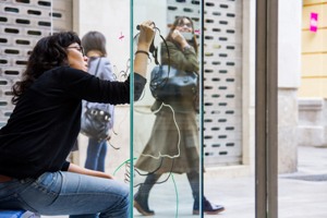 Ilustradores malagueños ‘pintan’ la Tienda del Museo Carmen Thyssen inspirándose en Casas y Rusiñol