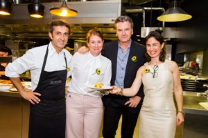 Cientos de girasoles para la Cena de Gala Solidaria de Cudeca en el Restaurante José Carlos García