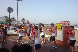 Exhibición y Masterclass de Boxeo en el Paseo Marítimo de Fuengirola a beneficio de Cudeca