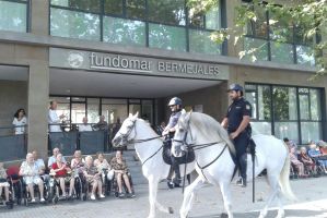 La caballería de la Policía Nacional visita el Centro de Mayores de la Fundación Fundomar