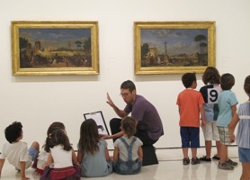 Cerca de un centenar de niños disfrutan del Museo Carmen Thyssen Málaga con la actividad ‘Dame una pista’