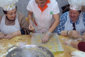 Los mayores de la residencia de La Caridad de Lebrija participan en un taller de repostería de Semana Santa