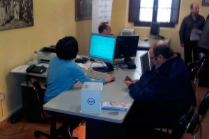 Campaña de recogida de leche durante la renovación de abonos de sillas para la Semana Santa en Sevilla