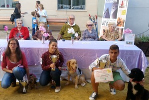 Los mayores de la residencia Gerón ejercen de jurado en un certamen de belleza canino