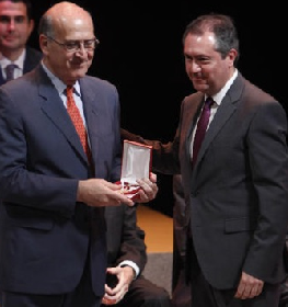 Francisco Herrera del Pueyo, Director General de Proyecto Hombre de Sevilla recibe la Medalla de la Ciudad