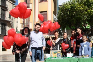 Corazones por Cudeca invaden la Plaza de la Constitución de Málaga