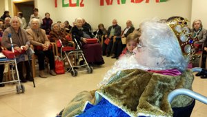 Los Reyes Magos visitan el Centro de Mayores FUNDOMAR Bermejales