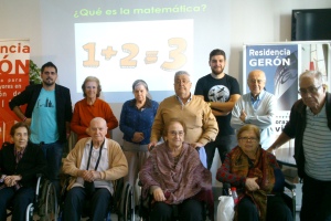 Los mayores de la residencia Gerón de Sevilla vuelven a repasar matemáticas