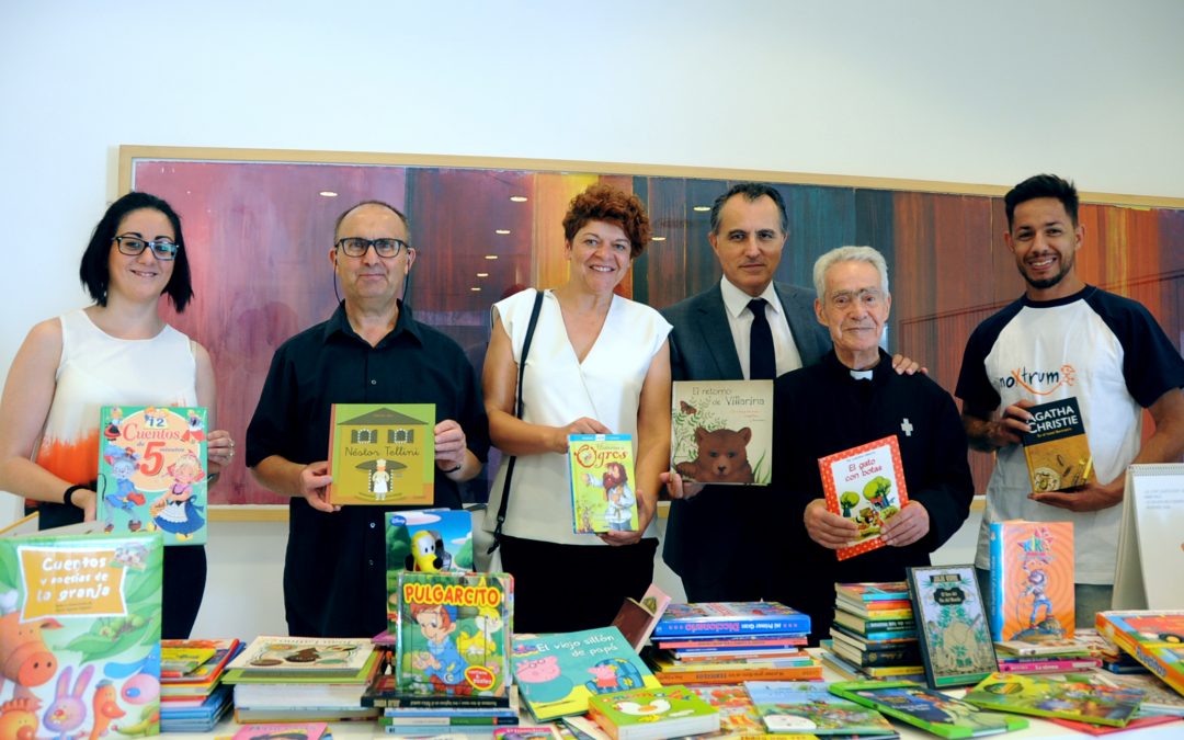 La iniciativa “Peli X Libro” de CAJAGRANADA entrega 650 libros a dos ONGs