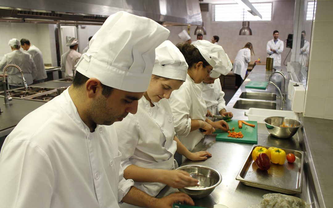 15 alumnos con discapacidad intelectual finalizan la formación en cocina