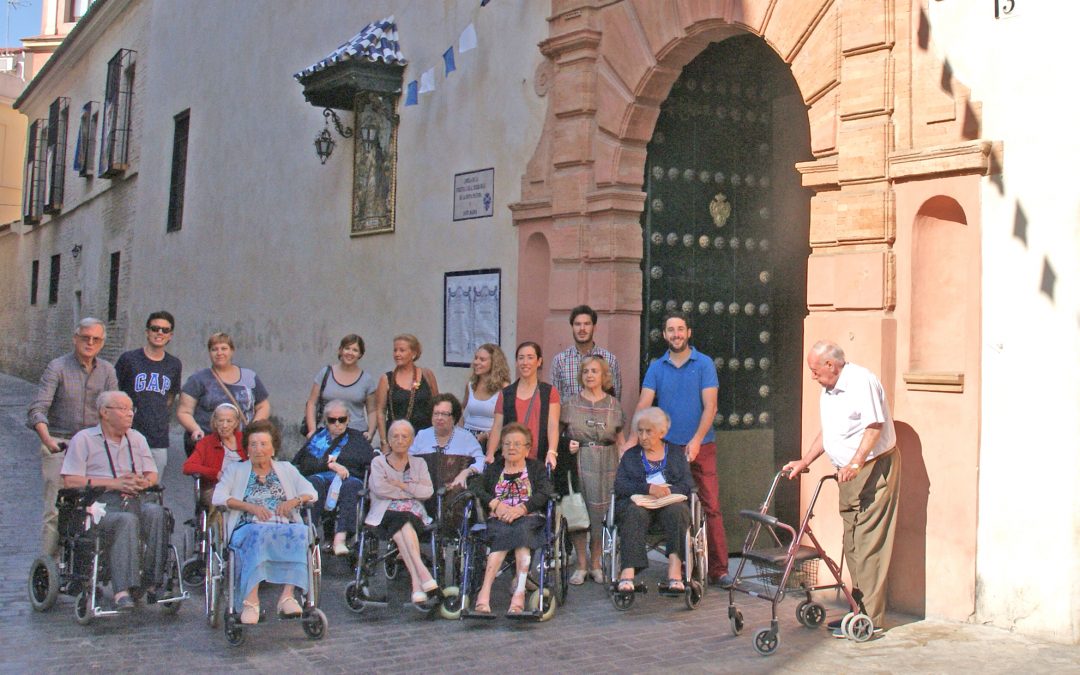 Mayores de la residencia San Juan de la Palma visitan a la Divina Pastora