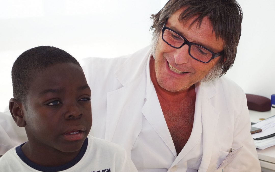 La Fundación La Arruzafa devuelve la visión a un niño guineano