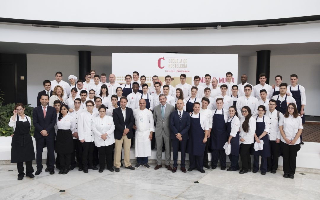 El chef Ángel León visita la escuela de hostelería Fundación Cruzcampo de Sevilla