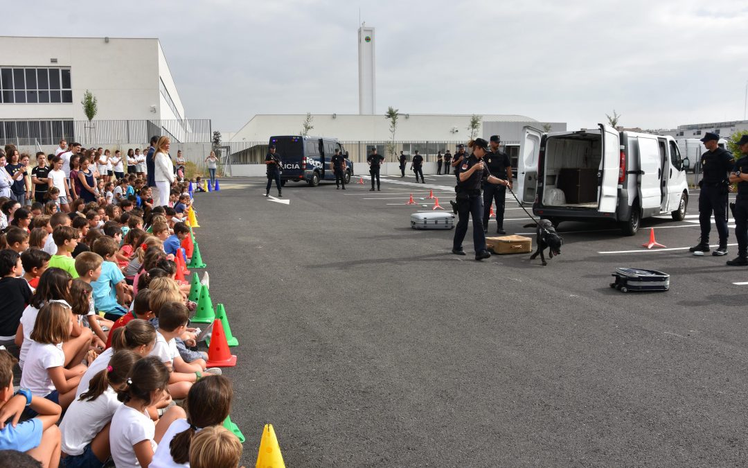 La Policía Nacional con los más pequeños en el Summer Camp CEU