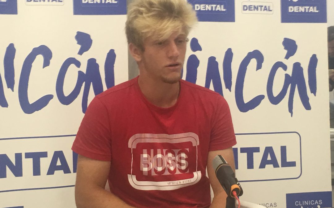 El tenista Alejandro Davidovich visita la Clínica Rincón Dental en Málaga