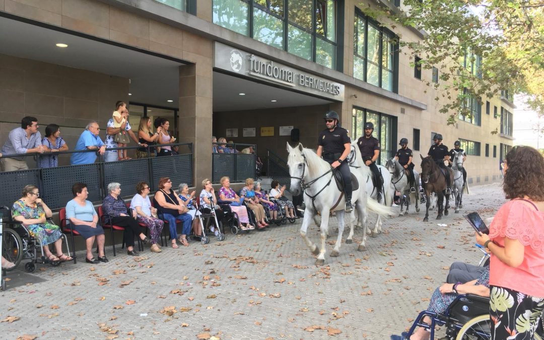 Los caballos de la Policía Nacional visitan a los mayores de Fundomar