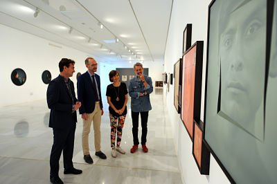 El Centro Cultural de CajaGranada Fundación, acoge los rostros y miradas de Luis González Palma en una muestra fotográfica de Fundación Telefónica