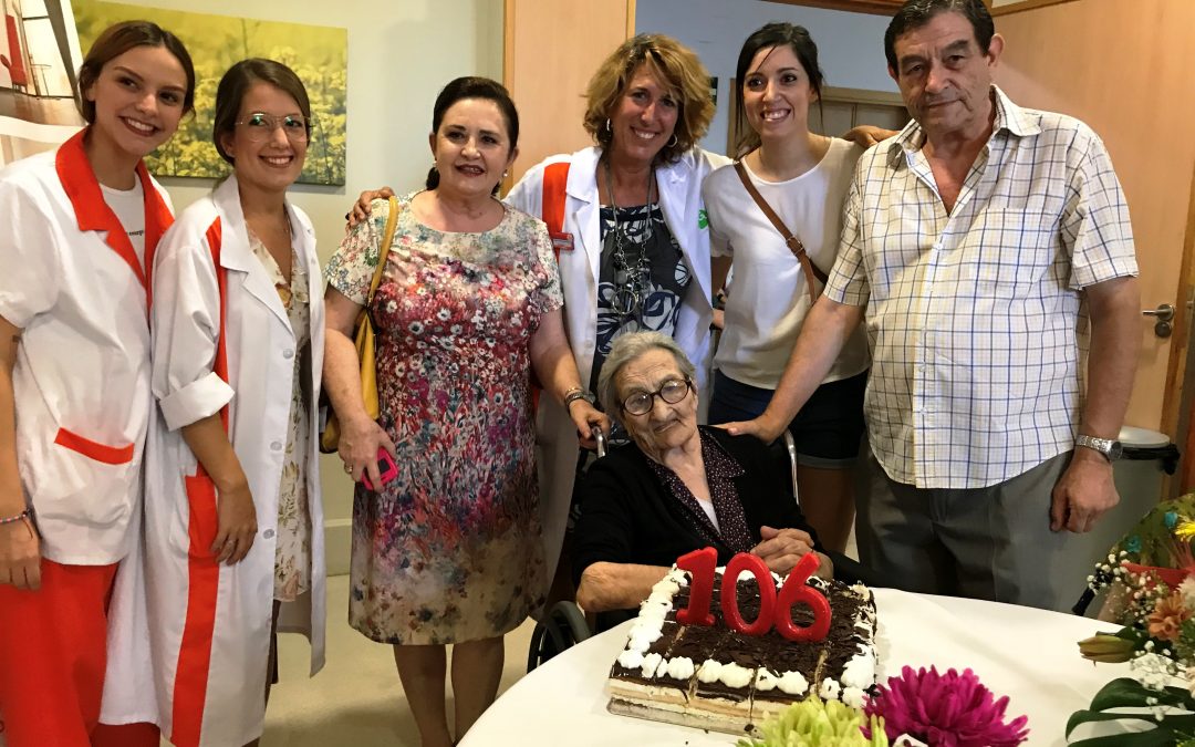 El centro de mayores Gerón celebra el 106 cumpleaños de su residente Inés Franco