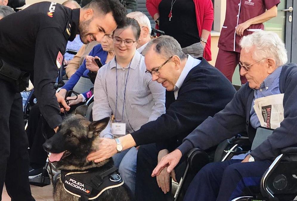 La Unidad Canina de la Policía visita a los mayores de Fundomar Bermejales