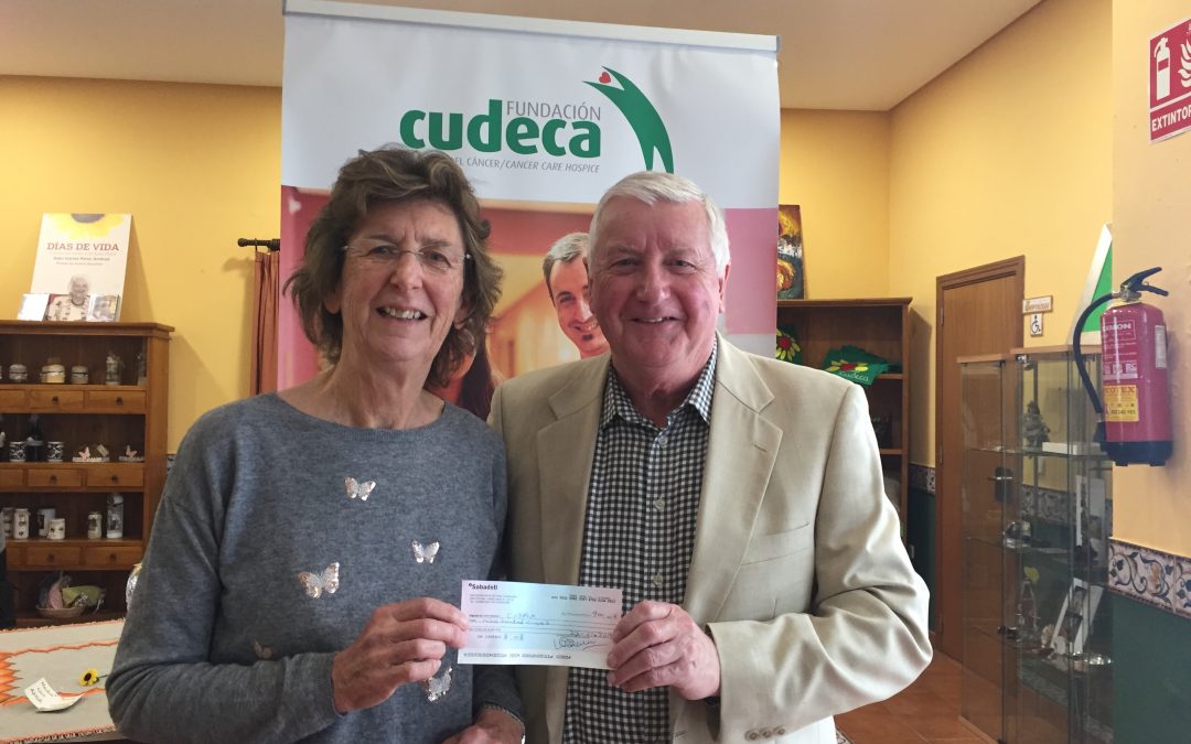 El Club de Bridge de Benavista entrega un cheque donación a la Fundación Cudeca