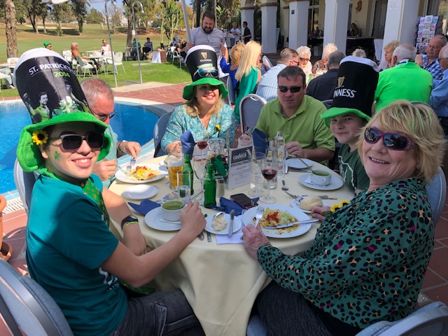 Gran recaudación de fondos en la celebración de San Patricio  con las Cudeca Goldies en el hotel Tamisa Golf