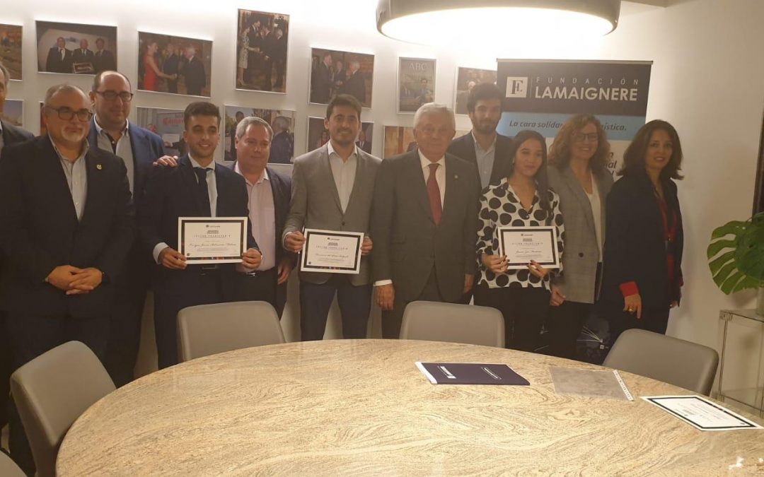 Francisco Herrero León entrega los diplomas a los alumnos del curso organizado por Fundacion Lamaignere