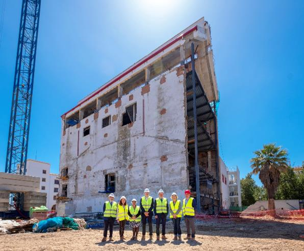 El alcalde de Sevilla visita las obras de la futura «Fábrica de Experiencias» de Cruzcampo