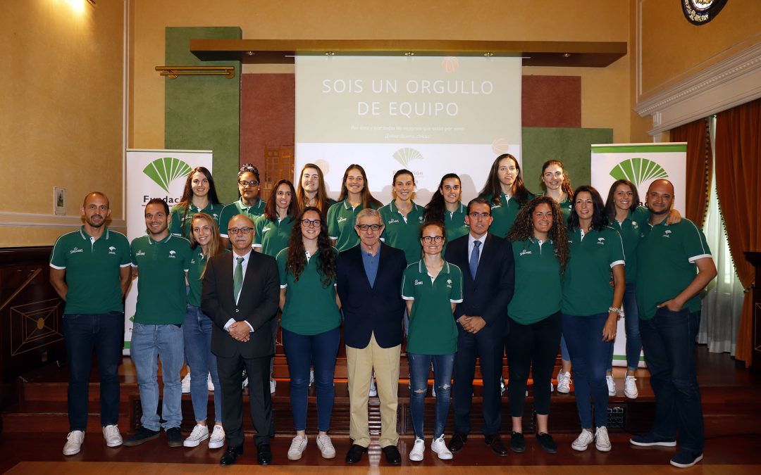 El Presidente de la Fundación Unicaja recibe al equipo femenino de baloncesto para felicitarle por su ascenso