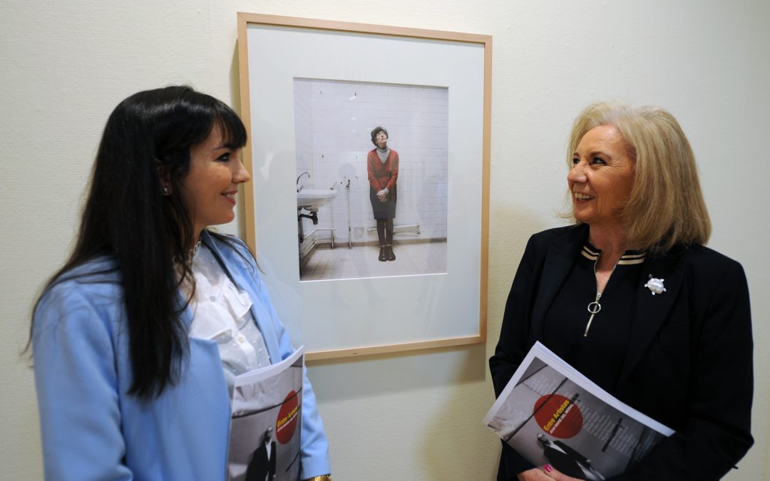 El Centro de Exposiciones de CajaGranada en Puerta Real acoge de la exposición ‘Entre artistas’, dedicada al fotógrafo Jean Marie del Moral