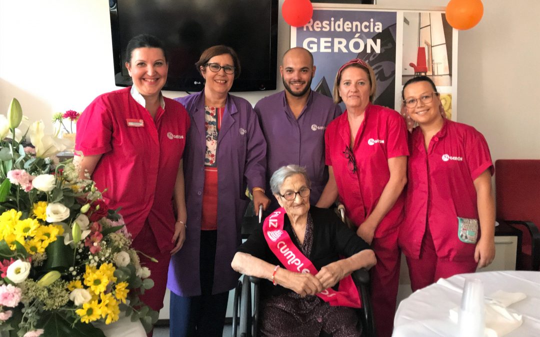 El centro de mayores Gerón celebra el  107 cumpleaños de su residente Inés Franco