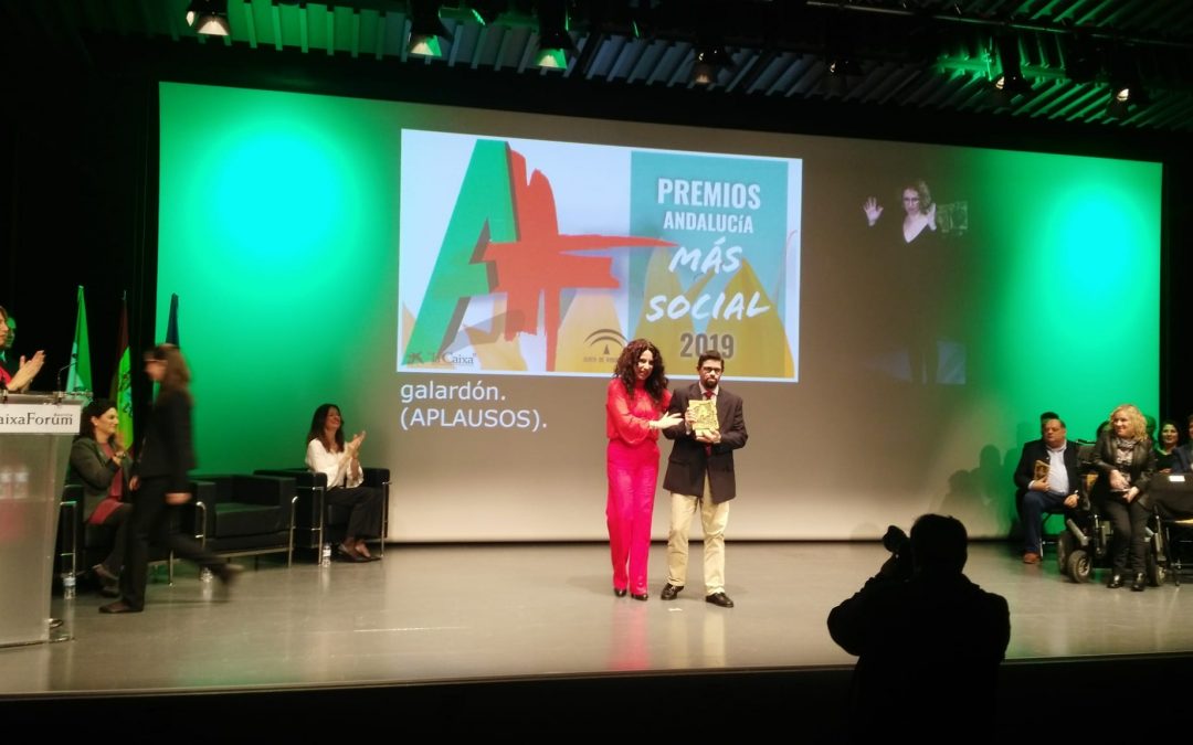 Luis Fernando Nieto, voluntario de Madre Coraje, recibió ayer el ‘Premio Andalucía + Social’ al Voluntariado