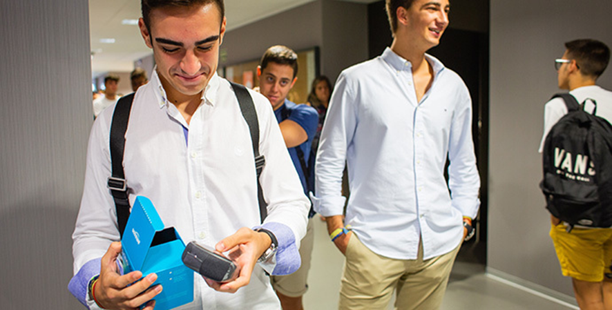 Amazon elige CEU para graduarse en español