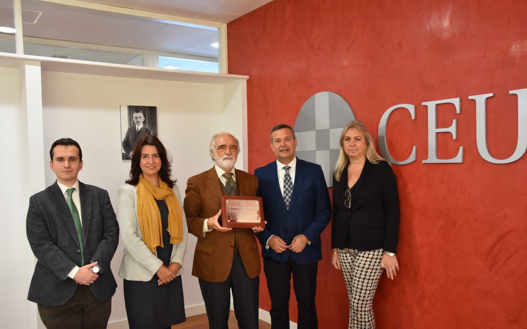 CEU Andalucía reconoce la trayectoria académica del catedrático de Historia del Derecho Antonio Merchán