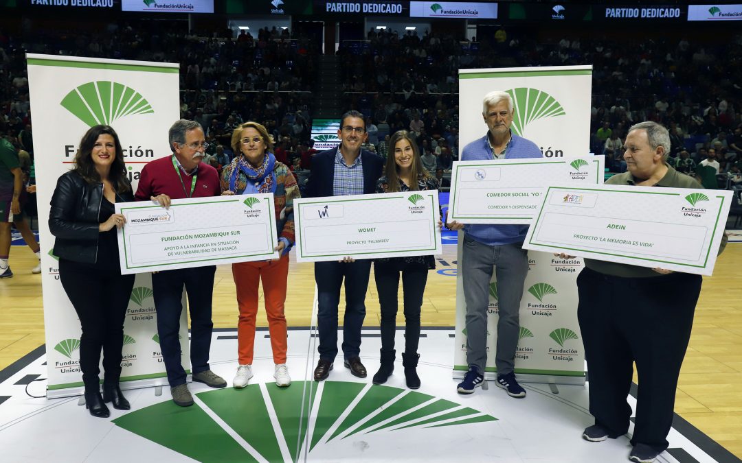 Fundación Unicaja entrega cheques solidarios a cuatro entidades benéficas en el partido Unicaja-Real Madrid
