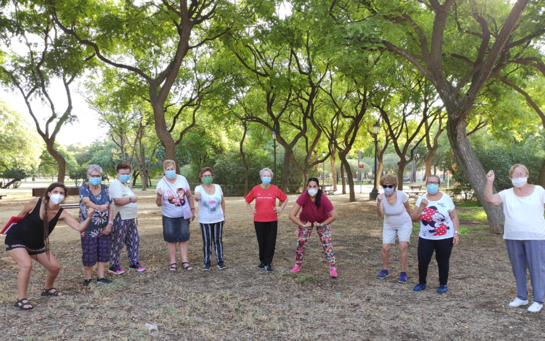 Las personas mayores vuelven a llenar de vida los parques de Sevilla