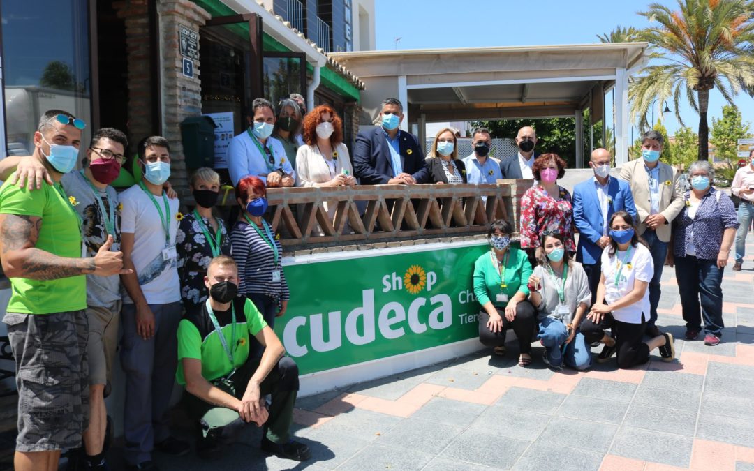 El alcalde de Mijas inaugura la nueva Tienda Benéfica de Cudeca  en la Cala de Mijas