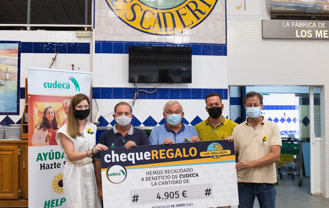 Los Mellizos entregan los fondos recaudados para Cudeca por su plato solidario