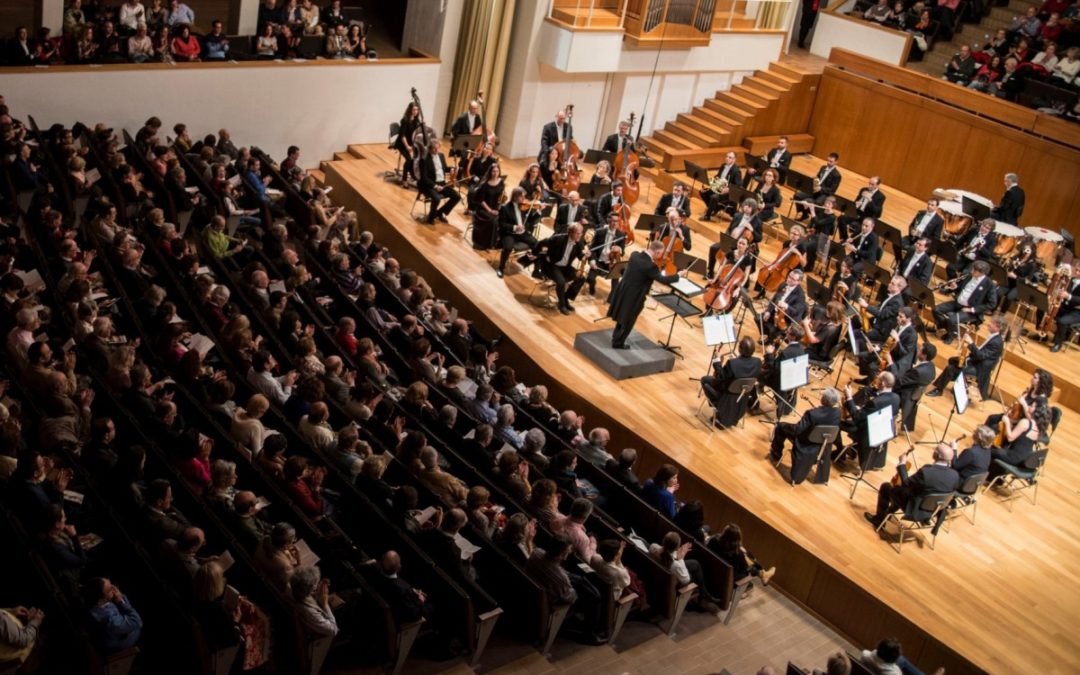 CajaGranada Fundación, CaixaBank y la Orquesta Ciudad de Granada intercambian música por material escolar