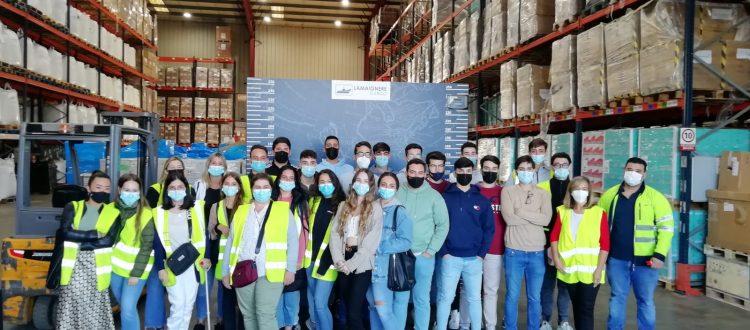 Alumnos de 2º de AFI de la Escuela Profesional Vedruna visitan el almacén  de la ZAL Sevilla de la Fundación Lamaignere