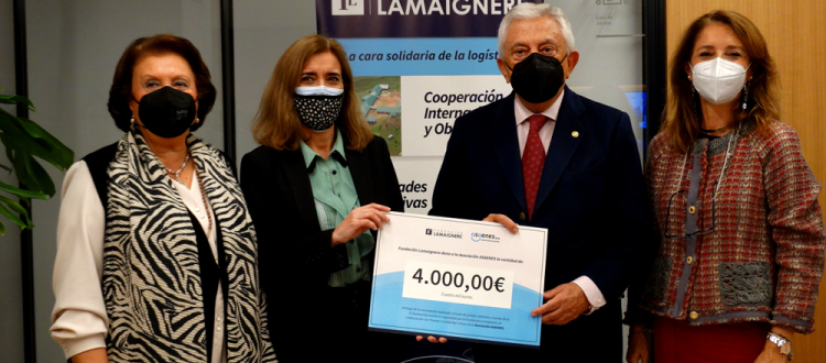 Fundación Lamaignere entrega a ASAENES del talón con la recaudación de la 3ª Zambomba Solidaria