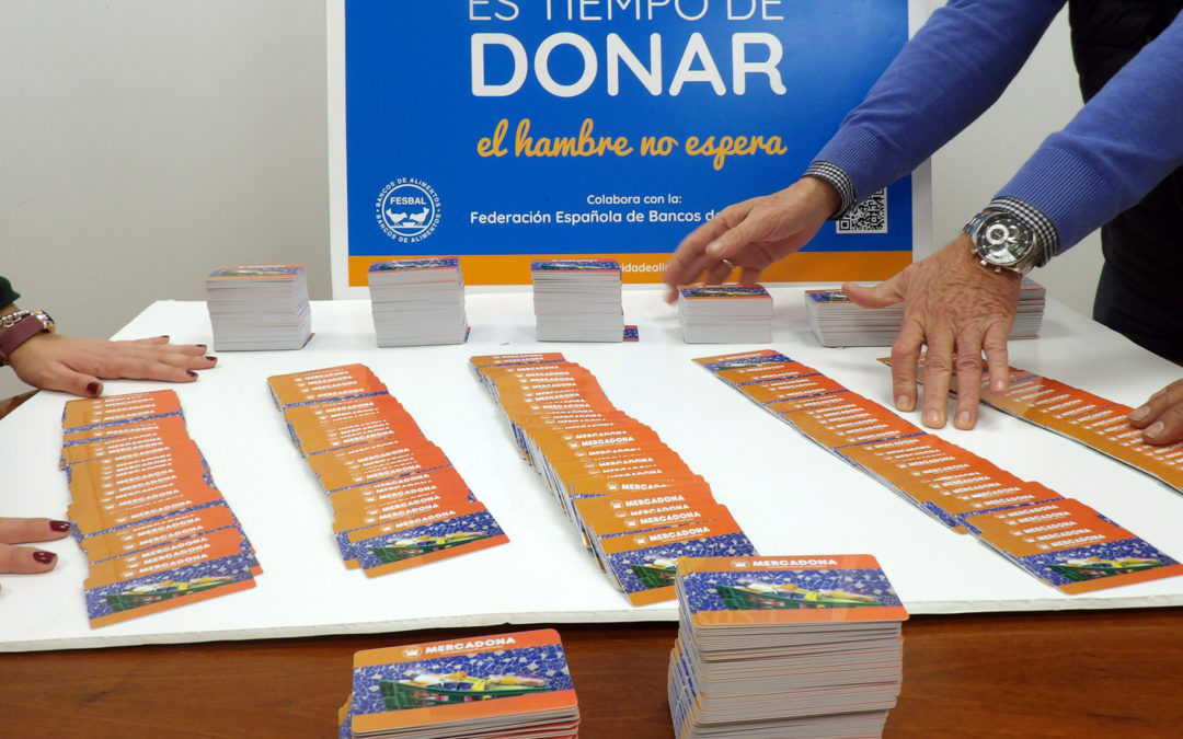 Entrega masiva de tarjetas de compra procedentes de La Gran Recogida 2021 en el Banco de Alimentos Medina Azahara de Córdoba