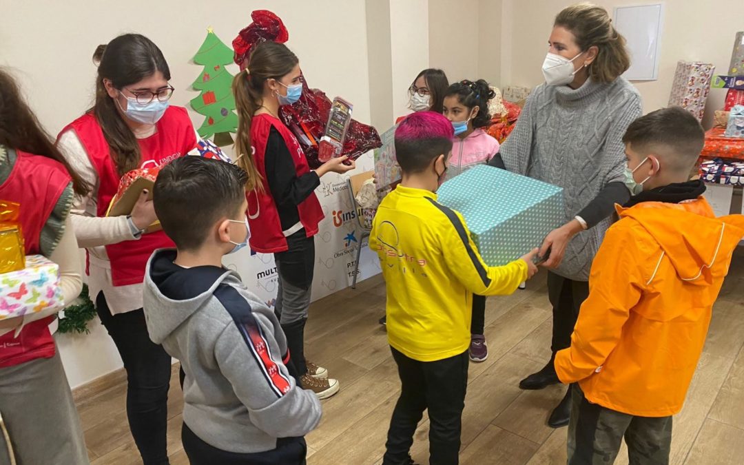 Fundación Prodean entrega juguetes a los menores del Centro Social Prodean