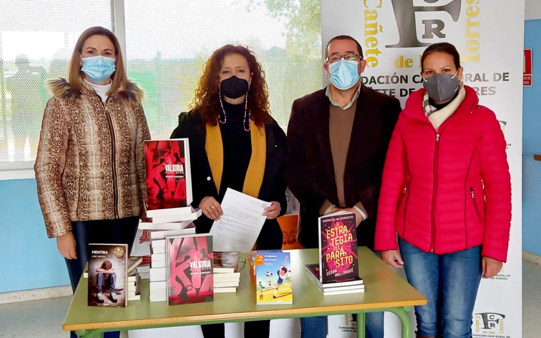 Fundación Caja Rural de Cañete de las Torres entrega libros al IES Virgen del Campo