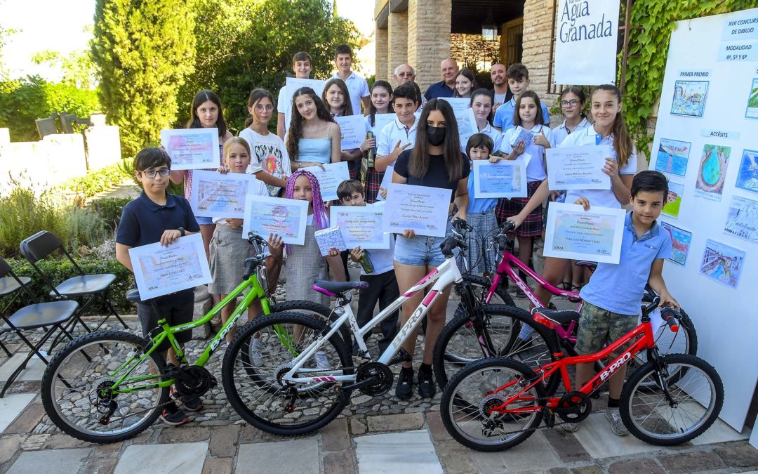 Bicicletas de montaña para los premiados en el concurso de escolares de AguaGranada
