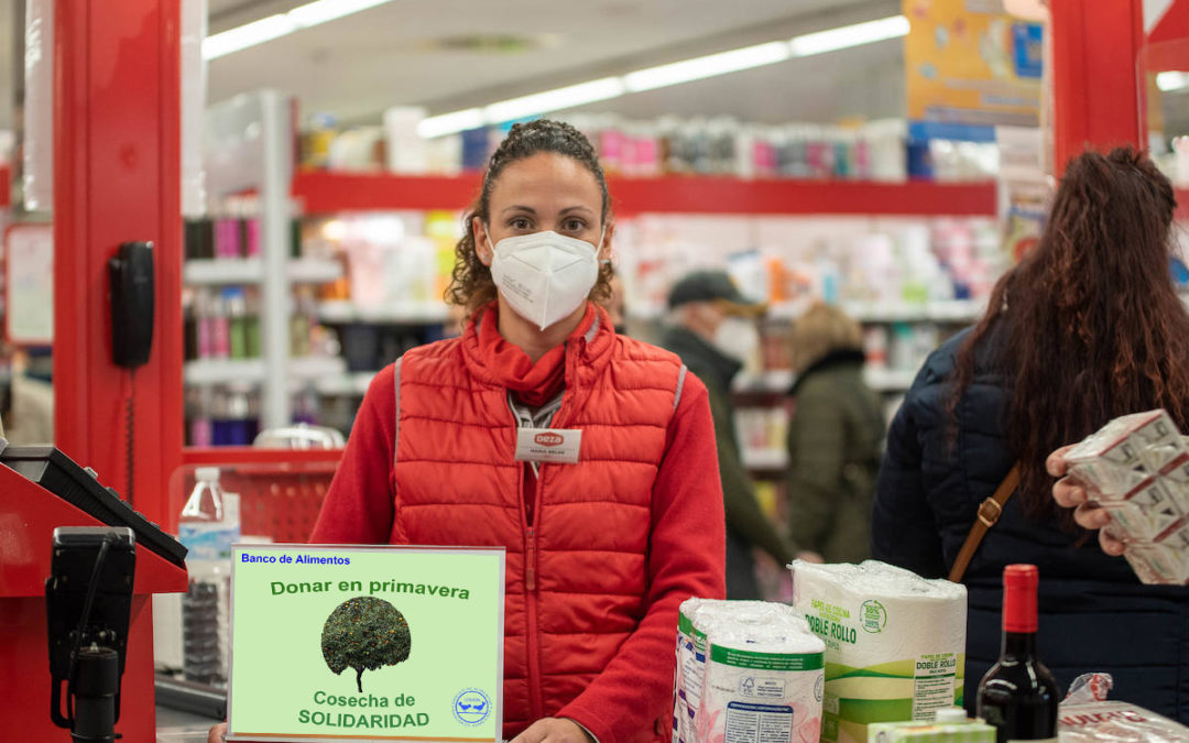 El Banco de alimentos de Córdoba recibe 6 toneladas de alimentos gracias a los clientes de Deza