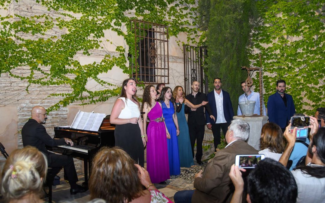 Ocho voces y un piano llenan de música un atardecer de junio en los conciertos de AguaGranada