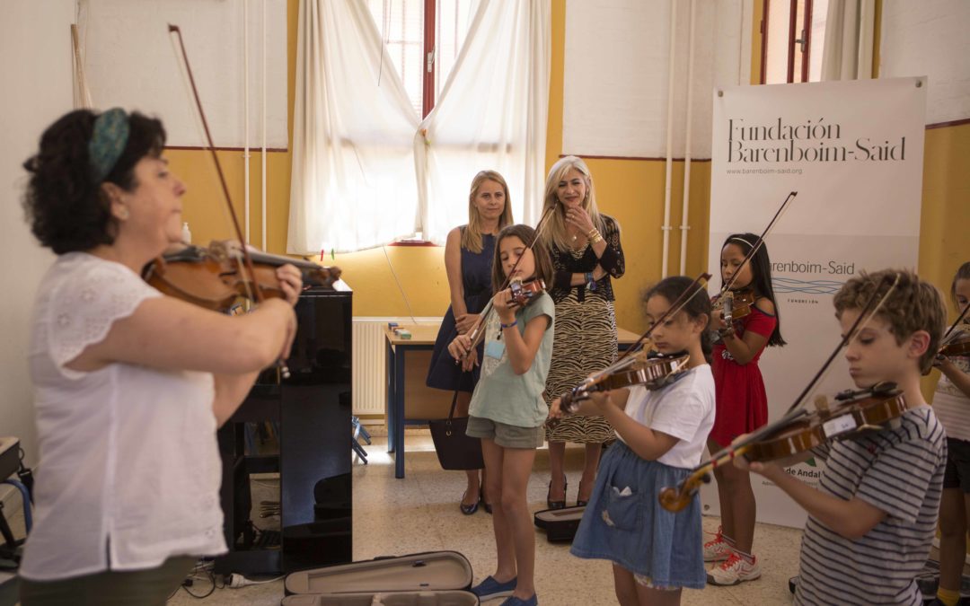 Patricia del Pozo visita el curso de iniciación a la  música para escolares de la Fundación  Barenboim-Said